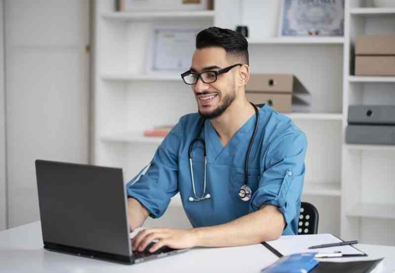 Clinician using AI Scribe during a patient conversation